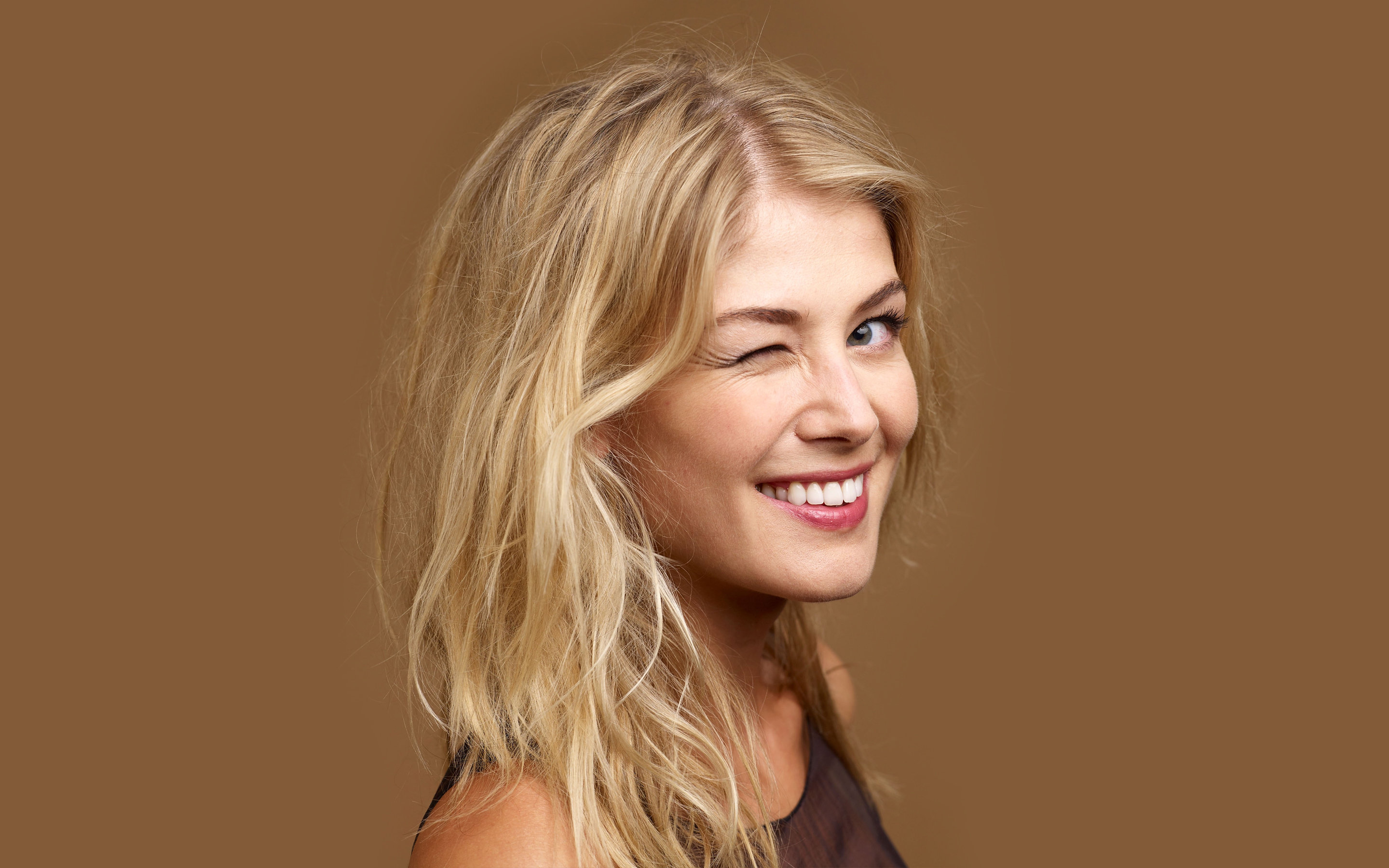Awesome Rosamund Pike free background ID:378964 for hd 2880x1800 computer
