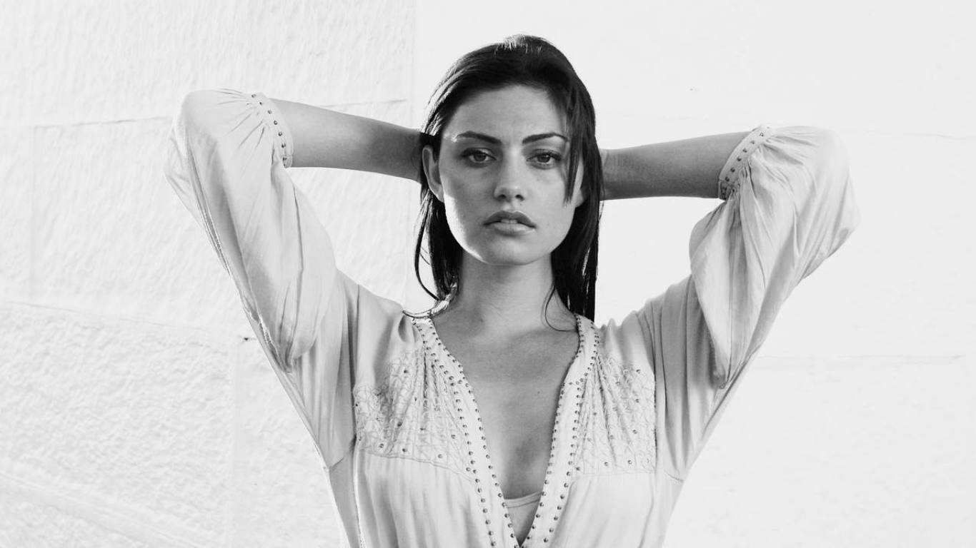 High resolution Phoebe Tonkin 1366x768 laptop wallpaper ID:318614 for PC