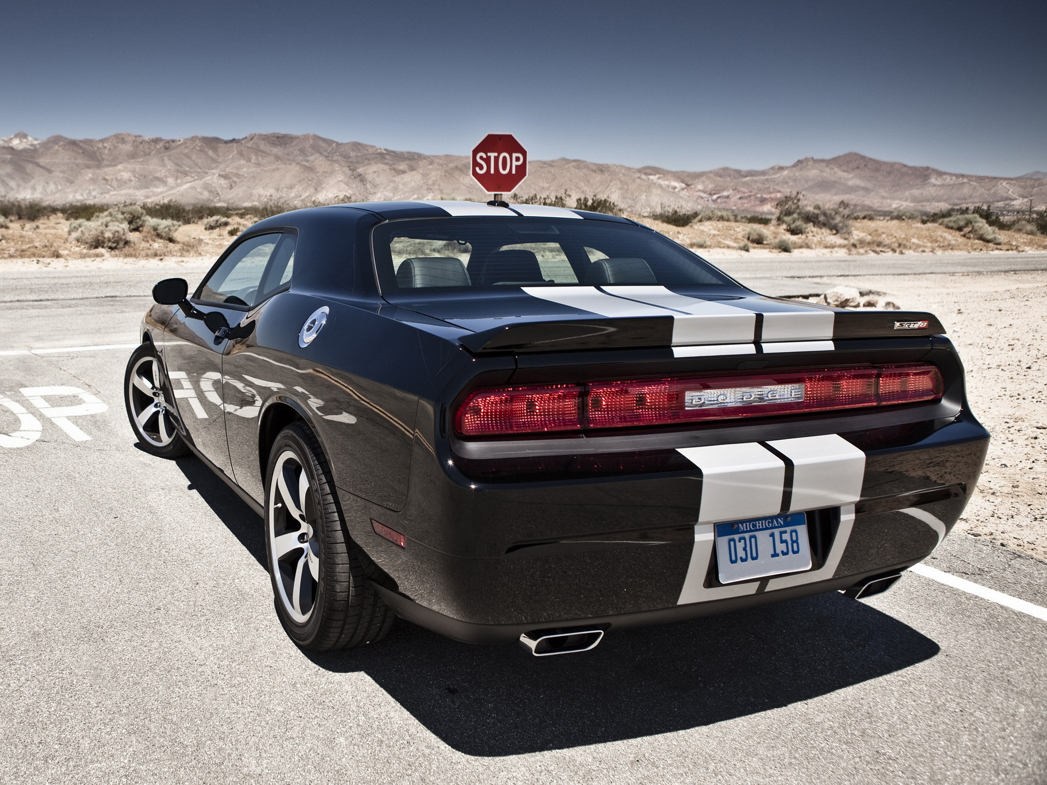 Download hd 2048x1536 Dodge Challenger SRT8 PC background ID:445817 for free