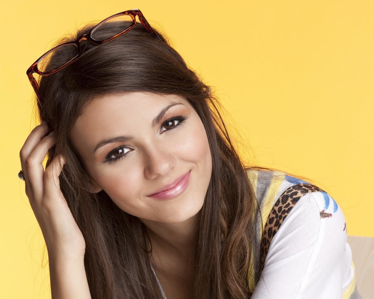 Free download Victoria Justice wallpaper ID:137153 hd 1280x1024 for PC