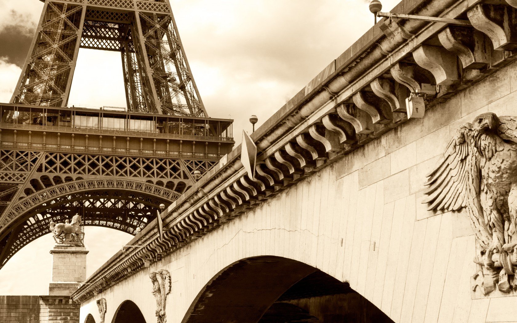 Free download Eiffel Tower background ID:477106 hd 1680x1050 for desktop
