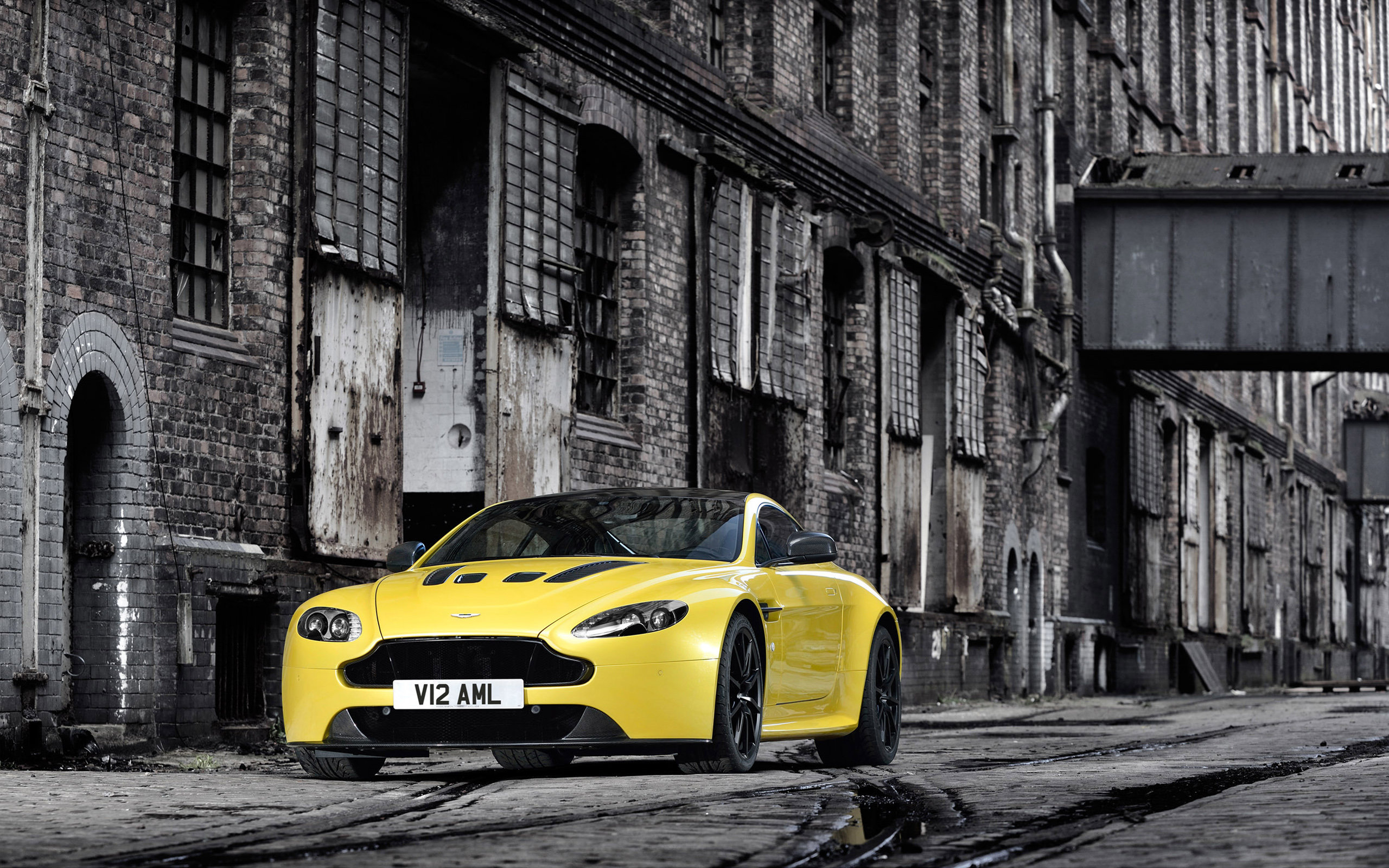 Awesome Aston Martin V12 Vantage free background ID:180156 for hd 2560x1600 PC