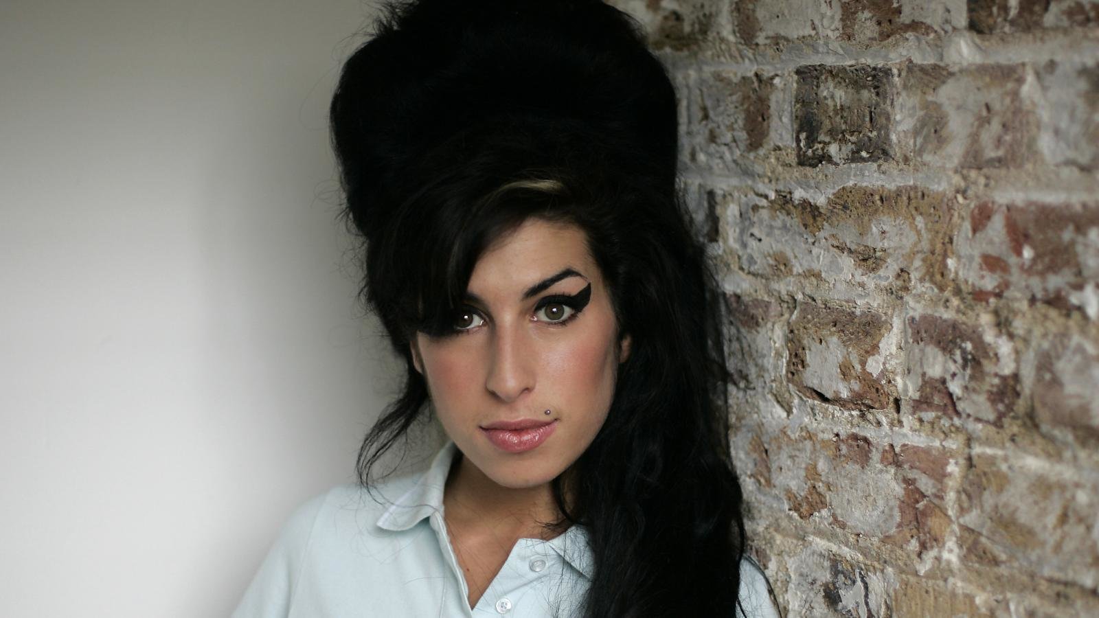 Awesome Amy Winehouse free wallpaper ID:62219 for hd 1600x900 computer