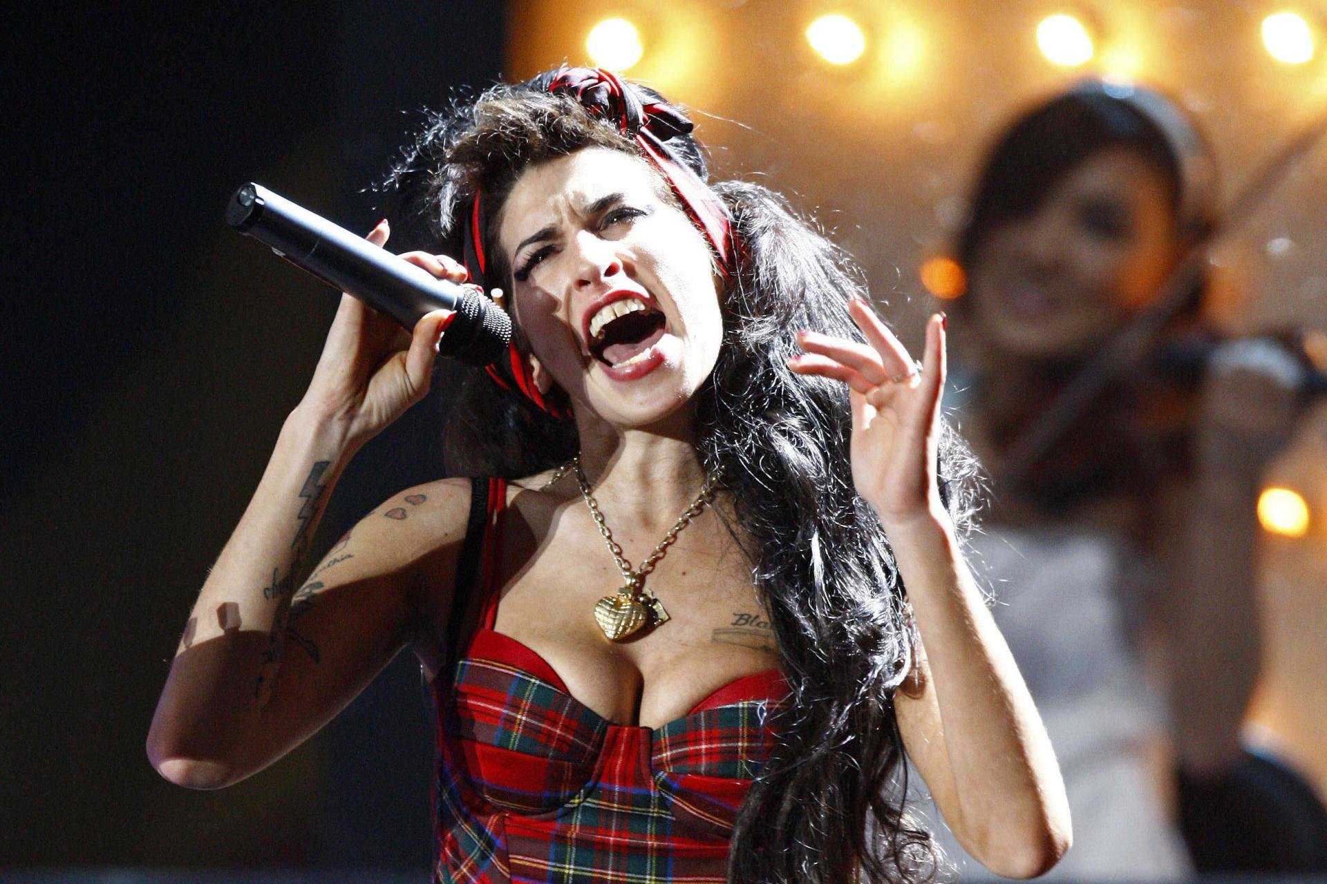 Amy Winehouse  Music  Entertainment Background Wallpapers on Desktop  Nexus Image 740177