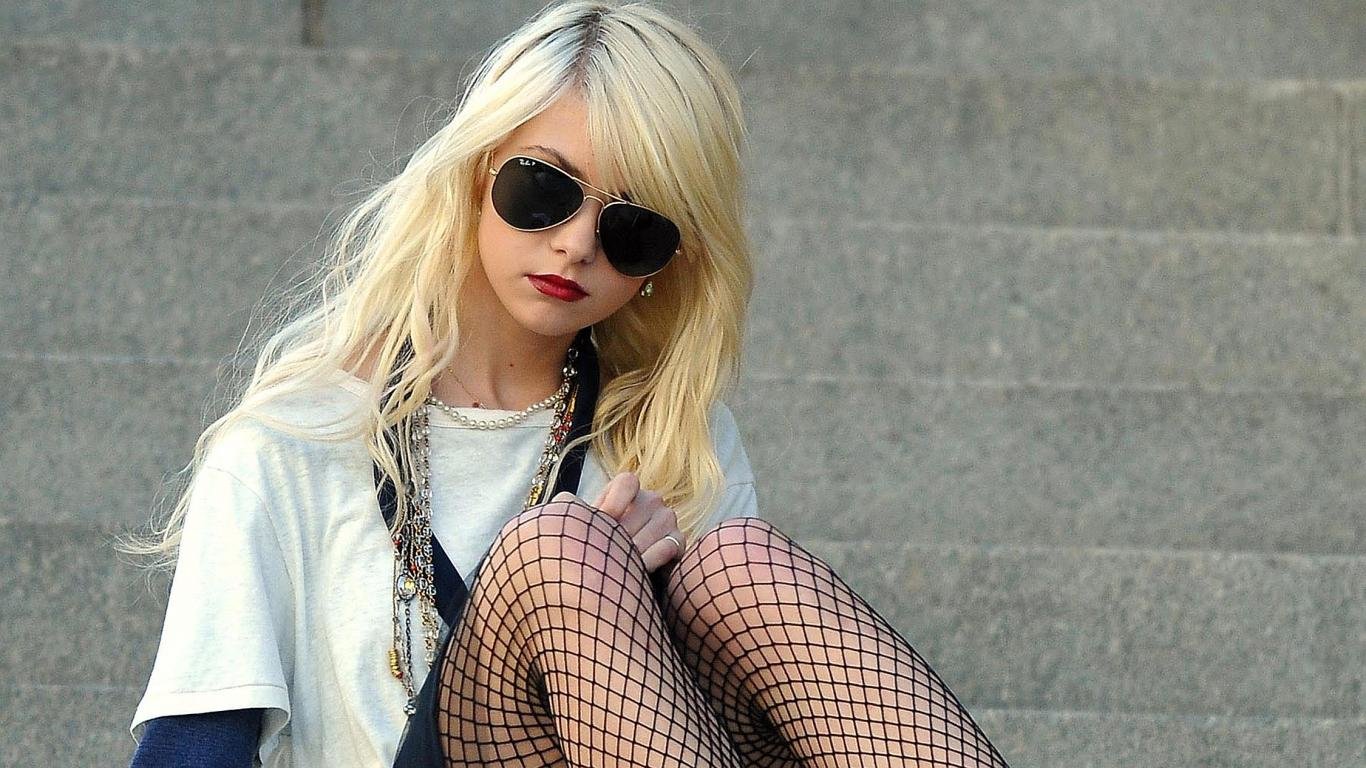 Awesome Taylor Momsen free background ID:244168 for 1366x768 laptop desktop