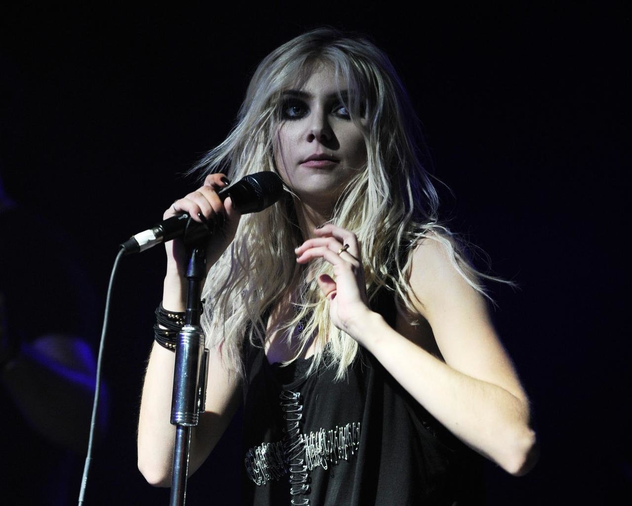 Free download Taylor Momsen background ID:244174 hd 1280x1024 for PC