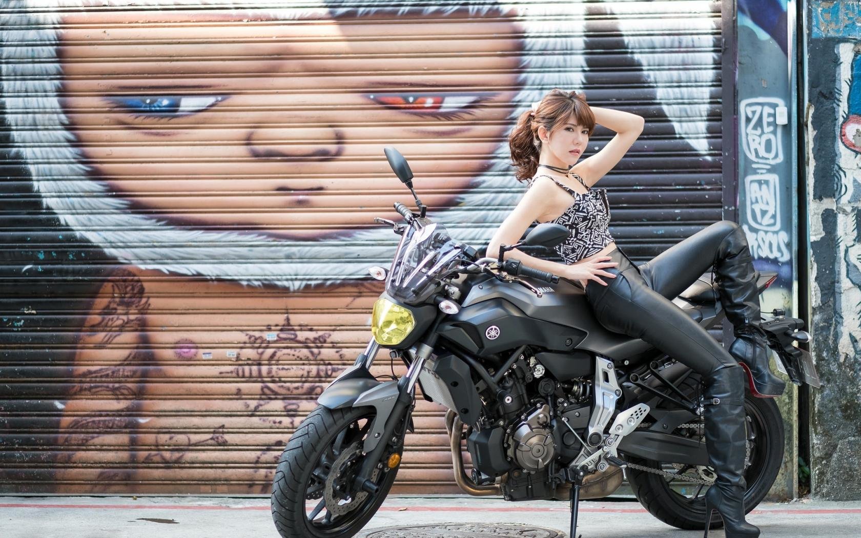 Free download Girls and Bike (Motorcycles) wallpaper ID:67136 hd 1680x1050 for desktop